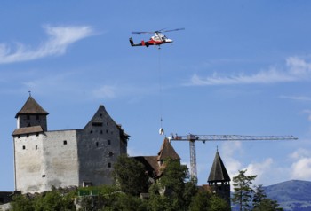 Une grue Flap-Top Liebherr montée par hélicoptère