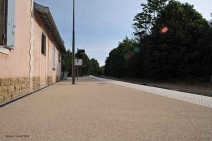 De beaux sols décoratifs en béton désactivé.
