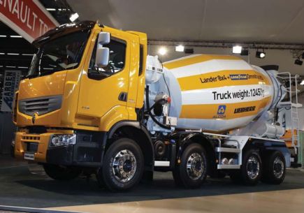 Alcoa partenaire du nouveau porte-malaxeur 8x4 Renault Trucks Premium Lander