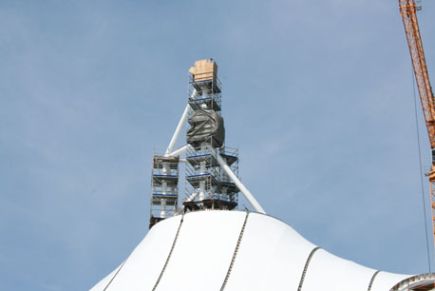 Pose de la flèche sur la toiture du centre Pompidou à Metz