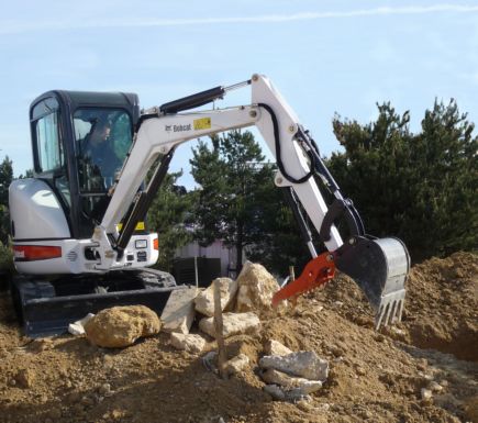 Les mini-pelles Bobcat en « pince » pour eux
