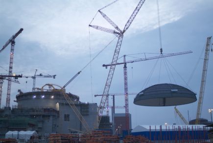 Un dôme d’acier coiffe l’EPR d’Olkiluoto 3
