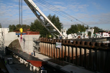 Pose d'un clapet de 36 t sur le barrage de Boran-sur-Oise