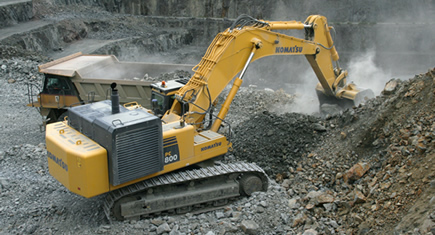 Une pelle Komatsu PC800 livrée dans une carrière du groupe Nivet