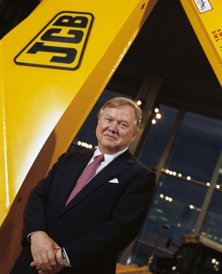 JCB résiste et investit