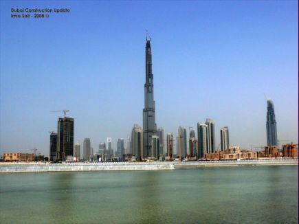 La Tour Burj Dubaï atteint sa hauteur maximale: 818 m