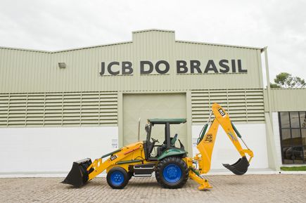JCB inaugure une usine de pelles au Brésil