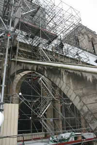 Les échafaudages Layher grimpent au sommet de Notre-Dame