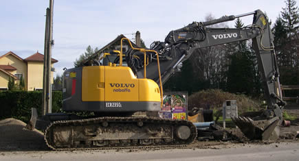 Pelle Volvo ECR 235C, la compacité à puissance égale