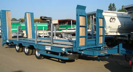 Louault : remorque porte-engins à écartement hydraulique  