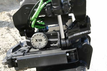Volvo CE distribue les porte outils multidirectionnels Steelwrist