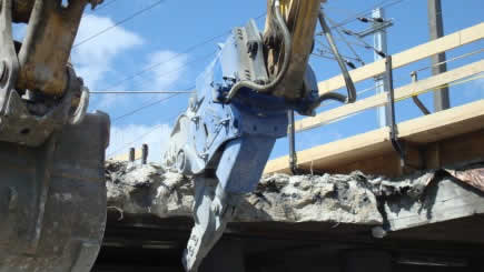 Arden Equipment démolit un pont en Autriche