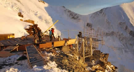 Un lève charpente compact sur le refuge du Gouter à 3 800 m d'altitude