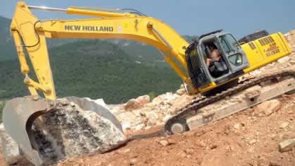 Le marbre de Botticino cède aux pelles New Holland