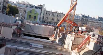 Une pelle Hitachi pour la construction d'un parking souterrain à Paris