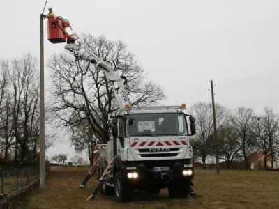 Sdel achète le premier pose poteaux-nacelle de Risa
