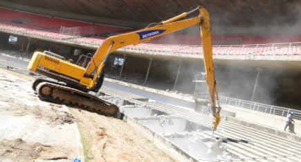 Des marteaux hydrauliques Atlas Copco pour la démolition d'un stade au Brésil