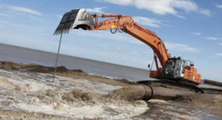 Une pelle Hitachi contre les risques d'inondations en Angleterre