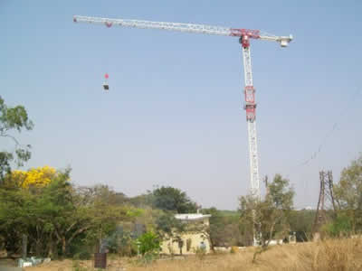 Une grue à tour Terex CTT 331-16 pour le montage d'une antenne-relais en Inde