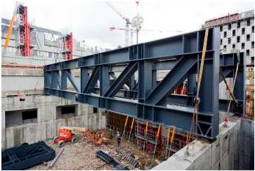 Un ballet nocturne de poutres sur le chantier Paris Diderot