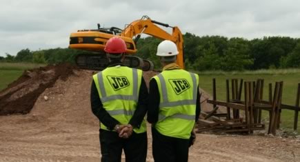 Hausse de 48% pour JCB en 2010