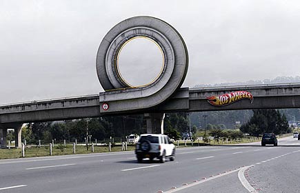 Faire des loopings sur l’autoroute avec HotWheels