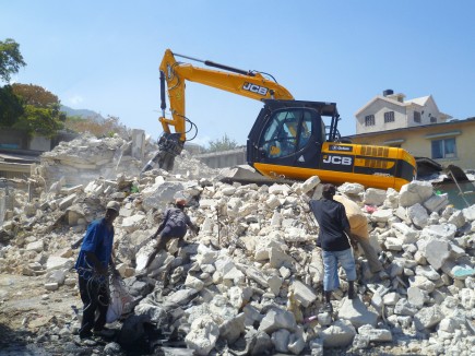JCB participe à la reconstruction d'Haïti