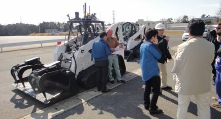 Des chargeuses télécommandées Bobcat pour secourir le Japon