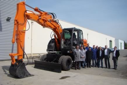 Cobemat livre une pelle Hitachi ZX140W-3 au lycée professionnel Claude Lehec