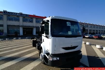 Renault Trucks remet 23 véhicules aux élèves et apprentis