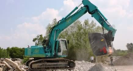 Une pelle aux couleurs de JM Equipement