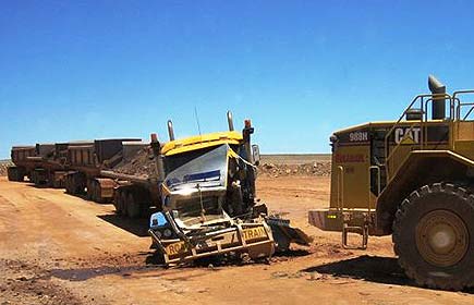 Un tombereau Caterpillar détruit un Mack