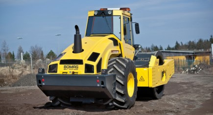Le compacteur Bomag BW 332 Deep Impact frappe fort