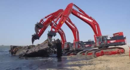 Trois pelles Hitachi ZX870-3 pour assainir un cimetière de bateaux en Mauritanie