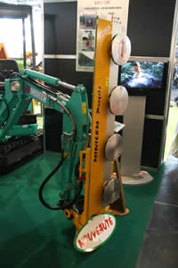 Kirogn Minilem, lamier sur mini-pelles 