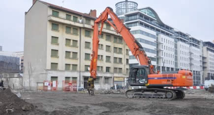 Une pelle Hitachi ZX350LC-3 pour la démolition d'un bâtiment de six étages à Lyon