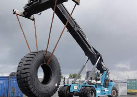 Le plus grand pneu du monde livré en Europe