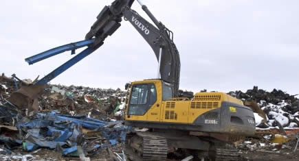 Des pelles Volvo, en valorisation de la ferraille au Canada