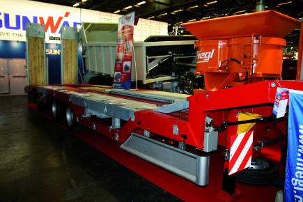  Remorques porte-engins Fliegl : caisse à fond poussant 