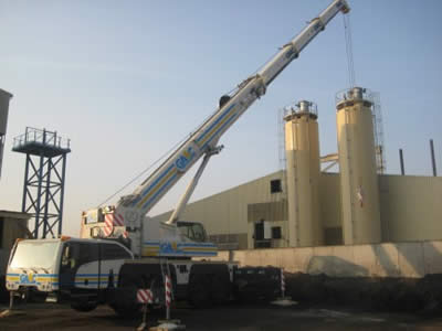 Une grue Terex AC 100/4L pour déplacer deux réservoirs de butane