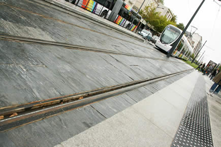 VM Matériaux : de la pierre naturelle pour le tramway d'Angers