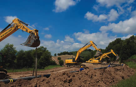  Pelles sur chenilles E305C New Holland  : pipe méthanier à l'italienne
