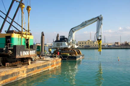 Un marteau Atlas Copco HB7000 travaille sous l’eau en Italie