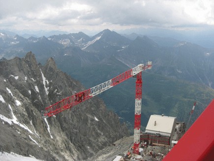 Deux grues dans le massif du Mont-Blanc