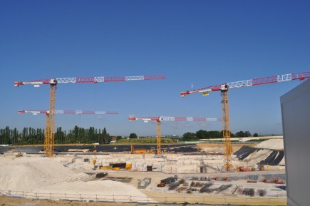 Cinq grues à tour Liebherr sur le chantier de l'hôpital de Gonesse