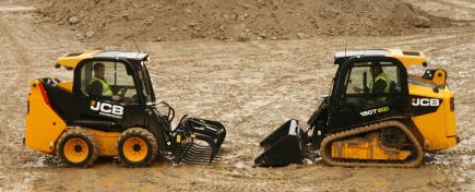 JCB sort 3 chargeurs très compacts
