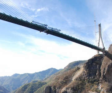 Bouygues participe à la construction du plus haut pont à haubans du monde