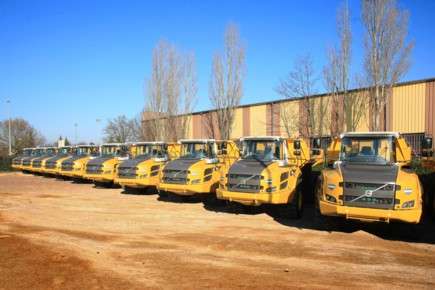 Payant livre 80 machines Volvo à Vinci sur la LGV SEA