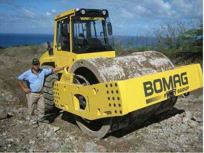 Bomag fournit un compacteur hors norme en Guadeloupe