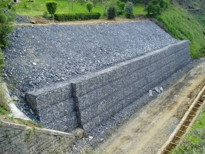 Espace Gabion combine soutènement et végétale